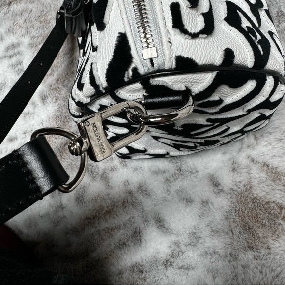 LV Speedy Bandouliere Urs Fischer Tufted Monogram Canvas 25 - Picture 13 of 15